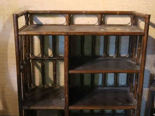 Etagère en bois. Dim. 119 x 100 x 45 cm.