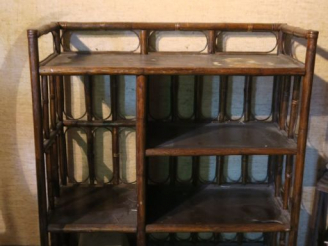 Vente aux enchères Etagère en bois. Dim. 119 x 100 x 45 cm.