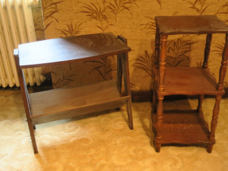 Vente aux enchères Une desserte en bois à deux plateaux. Dim. 59 x 63 x 40 cm Petite dess