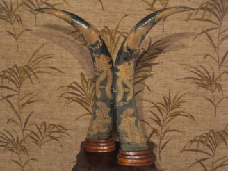 Vente aux enchères Paire de défenses en corne de style Extreme Orient à décor de lions et