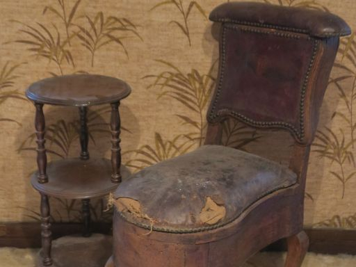 Un bidet de style Louis XV. Desserte à trois plateaux (mauvais état)