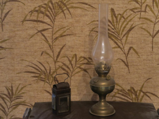 Vente aux enchères Lampe à pétrole en verre et étain Lanterne en verre et tôle