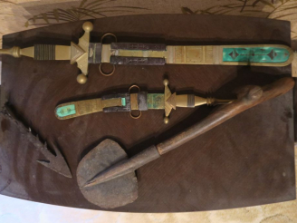 Vente aux enchères Pointe de flèche en bronze un coupe coupe oriental une pelle  une épée