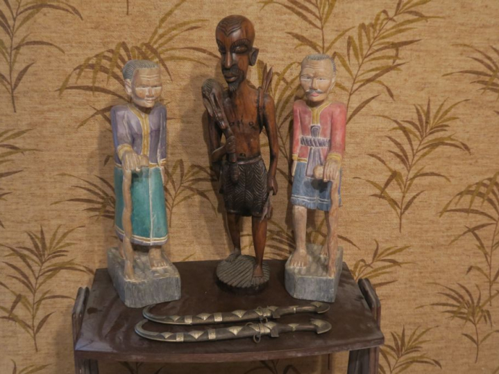 2 dagues orientales dans leur fourreau Un étui à couteaux Une paire de