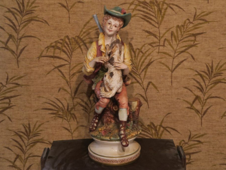 Vente aux enchères Grande sculpture en barbotine "jeune chasseur et son chien" H. 69 cm