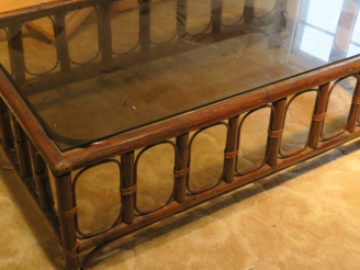 Vente aux enchères Table basse en bois en verre et rotin. Dim. 36 x 113 x 65.5 cm.