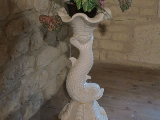 Vente aux enchères Vasque en barbotine blanche en forme de dauphin  H. 70 cm