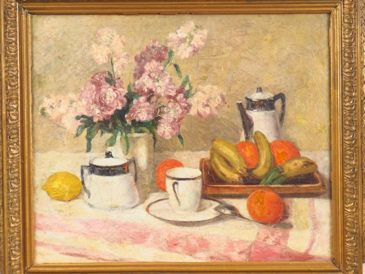 Ecole française XXème. "Table dressée". Huile sur toile, signée en bas