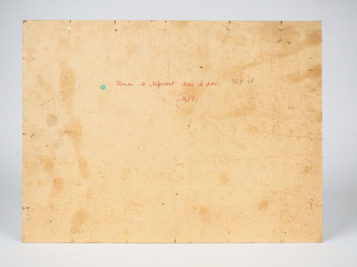 Mario CAVAGLIERI.  "Femme se reposant dans le parc" Huile sur carton, 