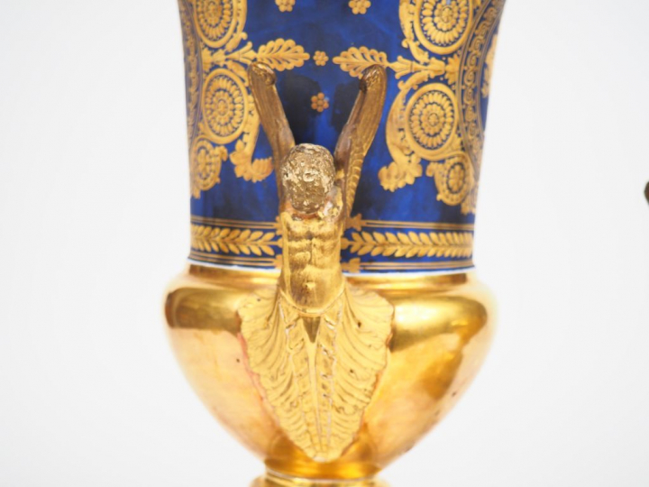 Paire de vases Médicis Napoléon III XIXème de style Empire en porcelai