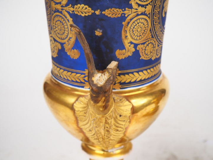 Paire de vases Médicis Napoléon III XIXème de style Empire en porcelai