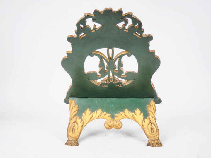 Lutrin fin XIXème début Xxème, en bois scultpté doré et peint à décor 