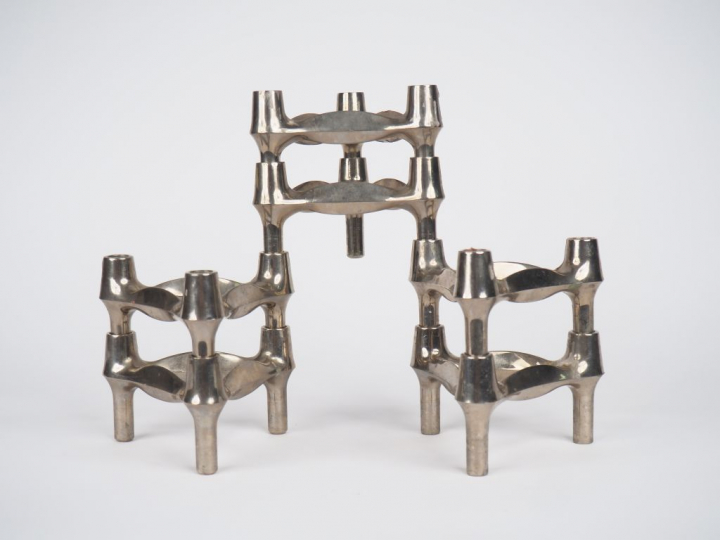 Suite de 6 bougeoirs amovibles en métal argenté. Dim. 7 x 11 x 11 cm.