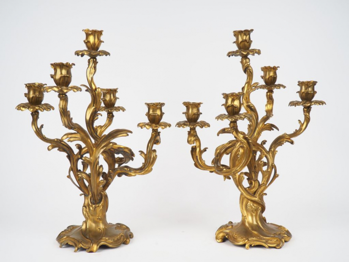 Paire de candélabres de style Rocaille en bronze éclairant à cinq lumi