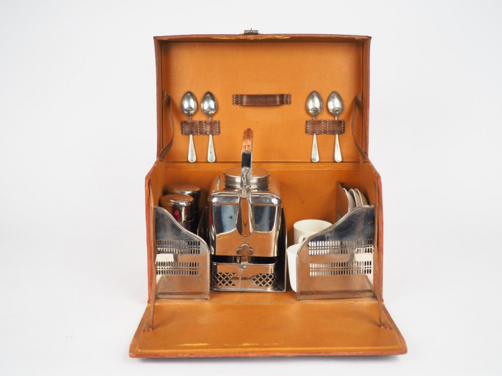 Service à thé de voyage anglais en métal et porcelaine dans sa malette