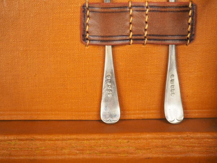 Service à thé de voyage anglais en métal et porcelaine dans sa malette