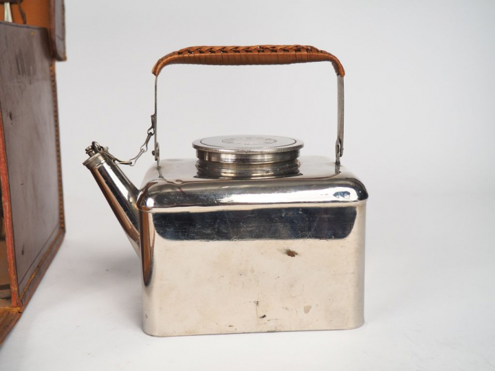 Service à thé de voyage anglais en métal et porcelaine dans sa malette