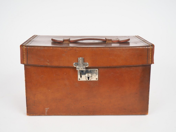 Service à thé de voyage anglais en métal et porcelaine dans sa malette