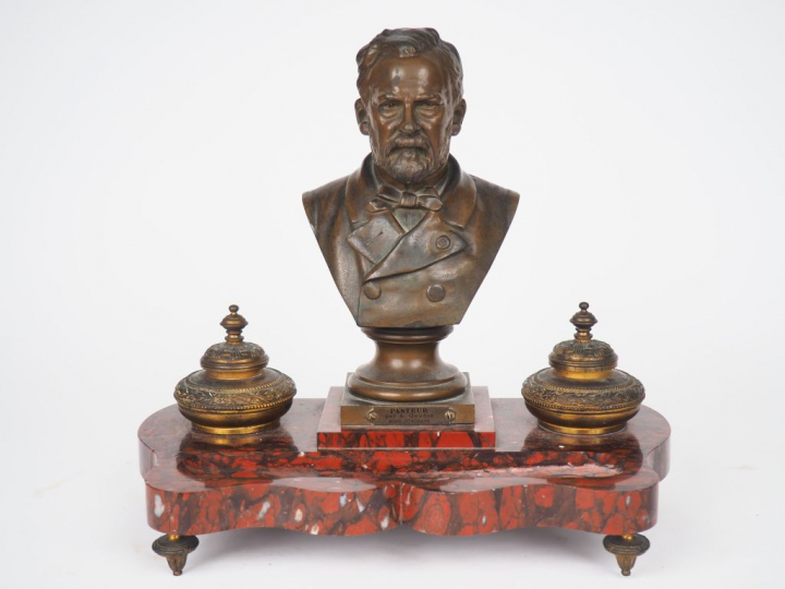 Encrier en marbre rouge et bronze à patine brune, portrait de Pasteur 