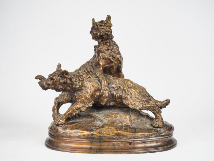 Thomas CARTIER. 'Chiots jouant'. Groupe en bronze à patine médaille. S