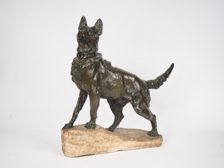 T. CARTIER.  "Chien loup". Grande sculpture en bronze à patine verte s
