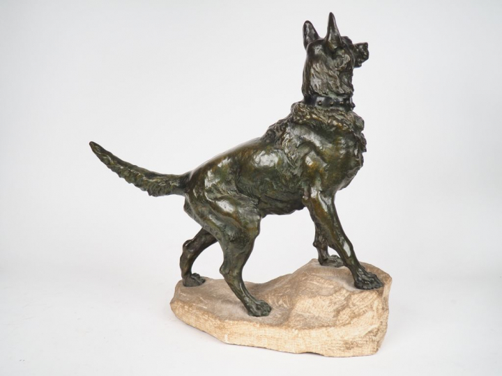 T. CARTIER.  "Chien loup". Grande sculpture en bronze à patine verte s