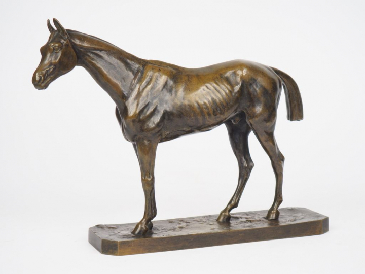 VIDAL.  "La jument". Sujet en bronze à patine verte  Signé. H. 31 x 42