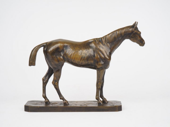 VIDAL.  "La jument". Sujet en bronze à patine verte  Signé. H. 31 x 42