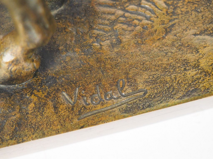 VIDAL.  "La jument". Sujet en bronze à patine verte  Signé. H. 31 x 42