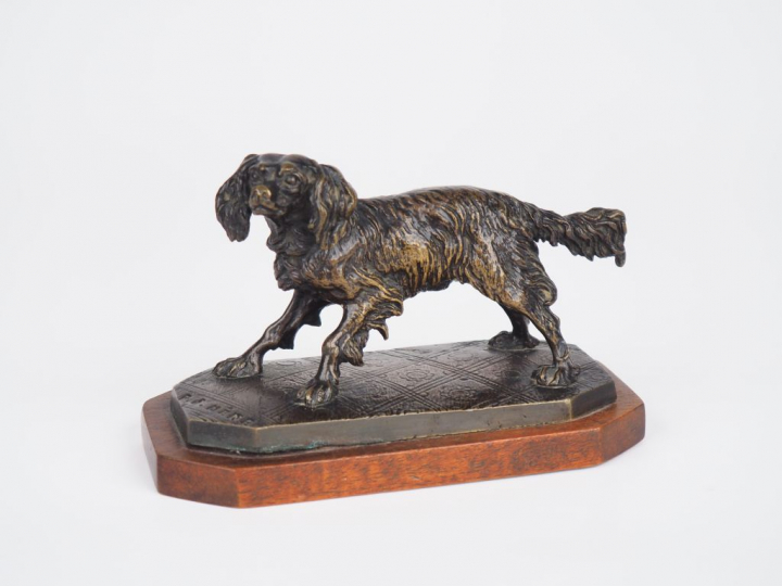 Pierre Jules MENE. 'Epagneul'. Sujet en bronze à patine brune sur un s