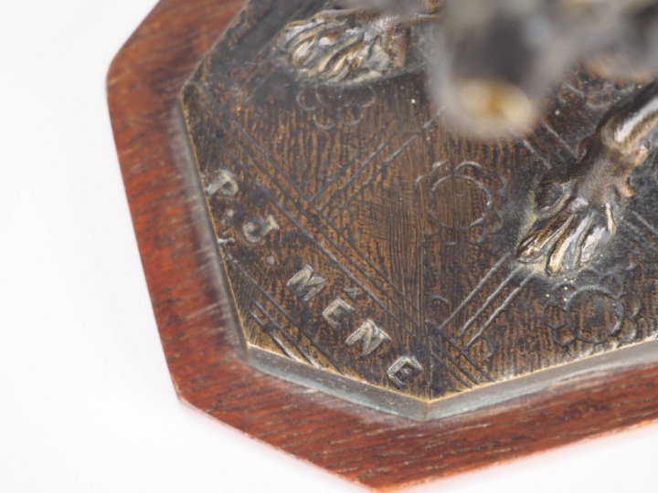 Pierre Jules MENE. 'Epagneul'. Sujet en bronze à patine brune sur un s