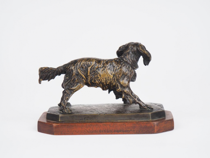 Pierre Jules MENE. 'Epagneul'. Sujet en bronze à patine brune sur un s