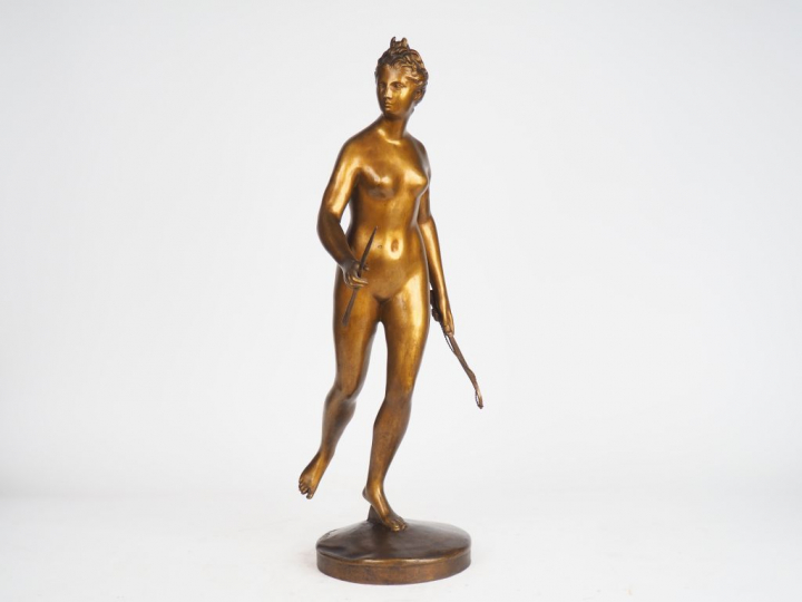 HOUDON (d'après). "Diane chasseresse". Sculpture en bronze patiné. Sig