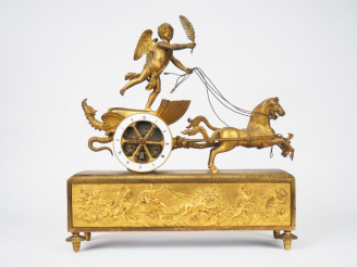 Vente aux enchères Pendule "au char de l'amour", début XIXème en bronze doré, cadran sque