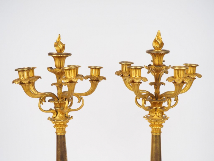 Paire de candélabres Restauration en bronze doré, à décor de griffes, 