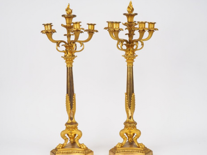 Paire de candélabres Restauration en bronze doré, à décor de griffes, 