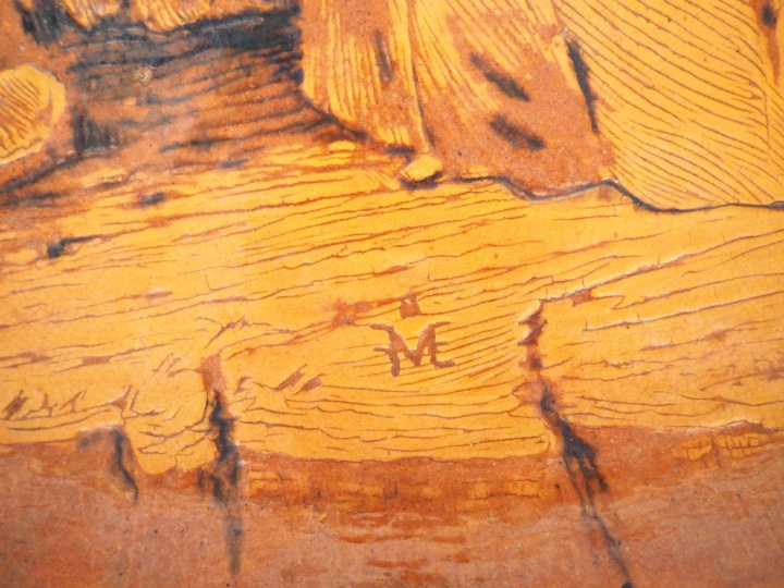 Grand plat rond fin XIXème en terre vernissée à décor d'une jeune élég