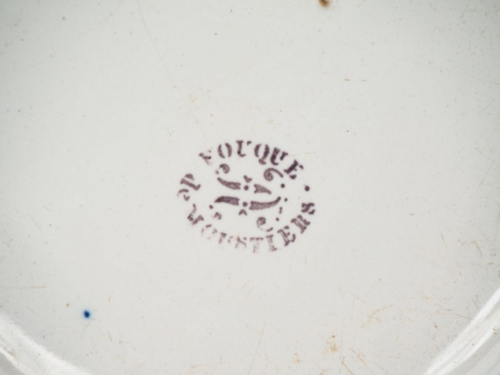 FOUQUE à MOUSTIERS. Paire d'assiettes en faïence à décor d'une fleur e