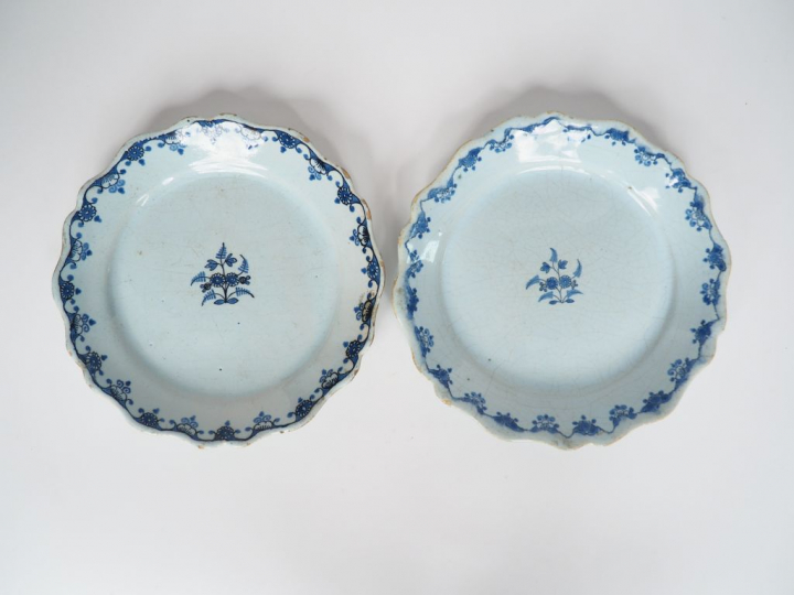 Deux différentes assiettes XIXème en faïence du sud de la France à déc