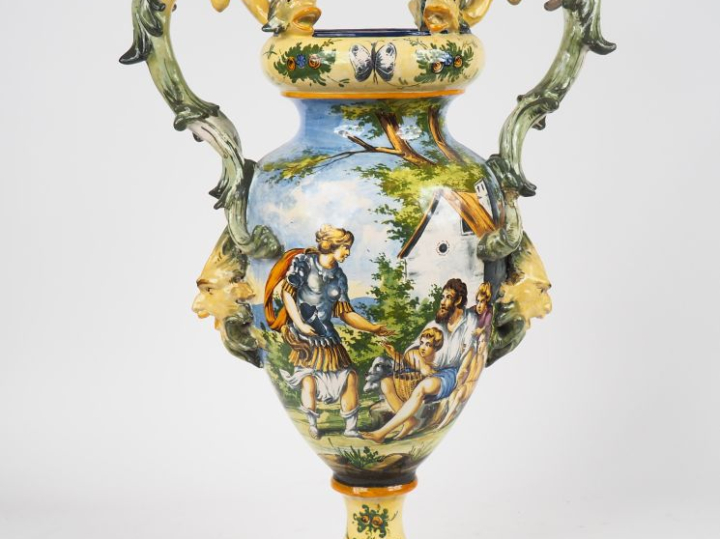 Grand vase fin XIXème début XXème en majolique italienne à décor de pa