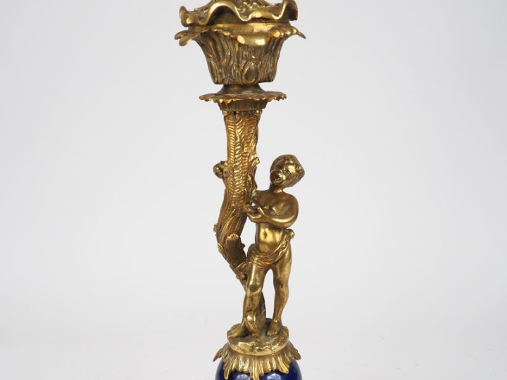 Candélabre en bronze de style Renaissance à décor d'un angelot porte-t