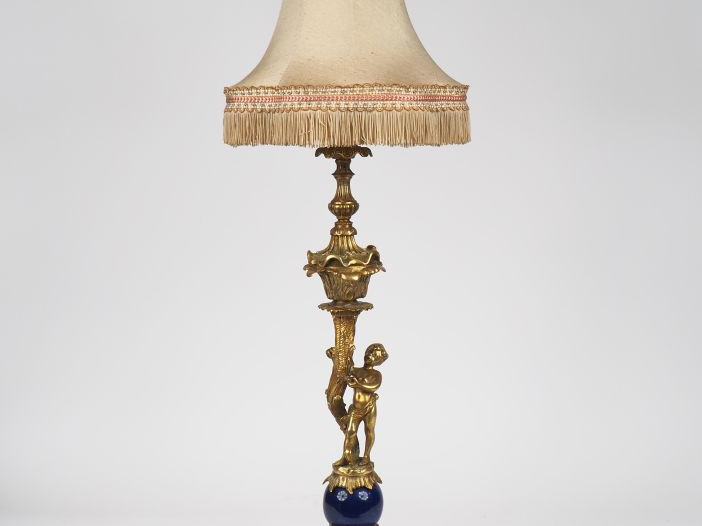 Candélabre en bronze de style Renaissance à décor d'un angelot porte-t