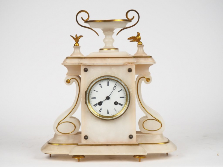 Pendule borne XXème en albâtre et laiton à décor de deux colombes, cad