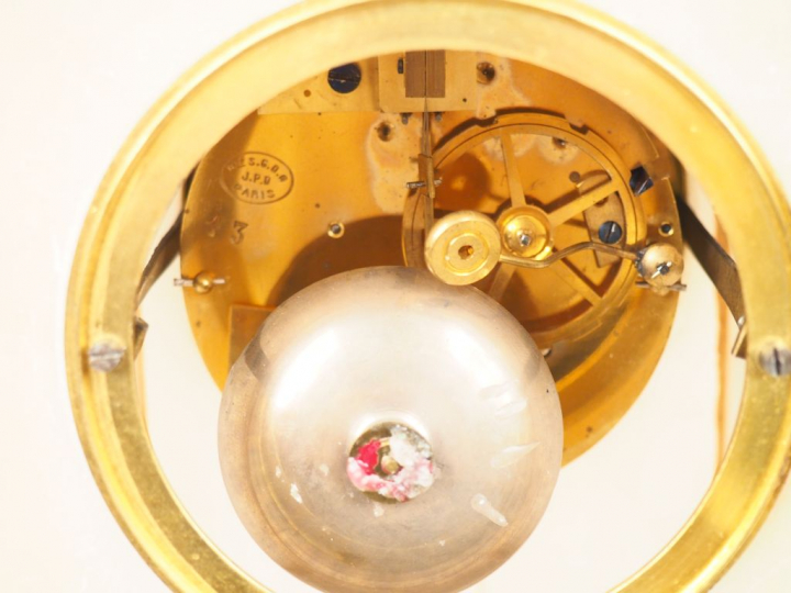 Pendule borne XXème en albâtre et laiton à décor de deux colombes, cad