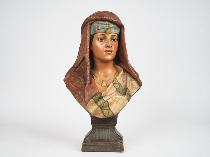Ecole française 1900. "Portrait de jeune femme d'Afrique du Nord". Scu
