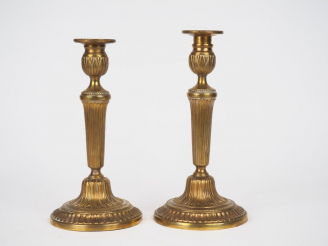 Vente aux enchères Paire de bougeoirs en bronze XIXème de style Louis XVI, décor de canne