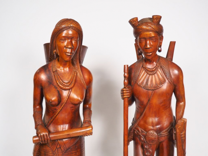 Paire de grandes sculptures en bois exotique figurant des paysans asia