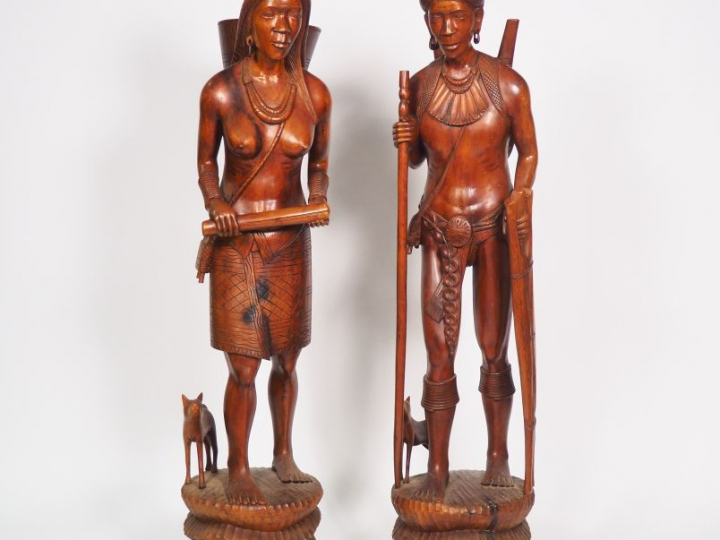 Paire de grandes sculptures en bois exotique figurant des paysans asia