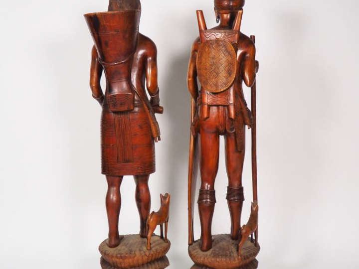 Paire de grandes sculptures en bois exotique figurant des paysans asia