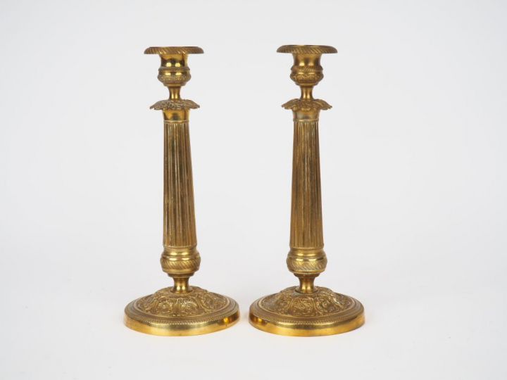 Paire de bougeoirs Restauration en bronze et laiton à décor de feuilla
